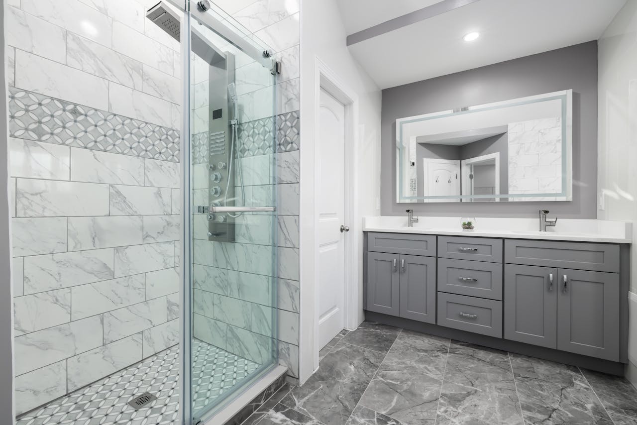 Aménagement d'une petite salle de bain de 4m2 : conseils et astuces