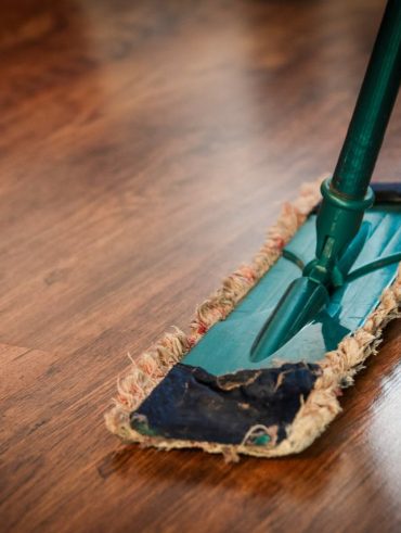 Les astuces incontournables pour un nettoyage efficace de votre parquet en bois