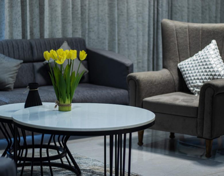 Des astuces efficaces pour améliorer l'organisation de votre table de salon