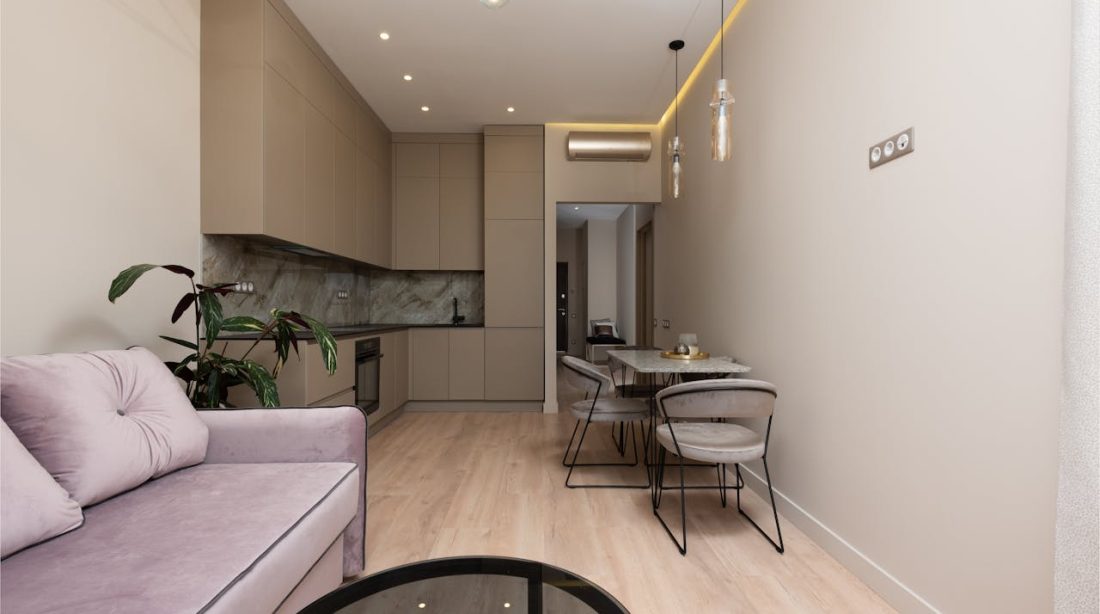 Astuces ingénieuses pour délimiter la cuisine et le salon tout en maximisant l'espace