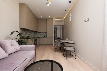 Astuces ingénieuses pour délimiter la cuisine et le salon tout en maximisant l'espace