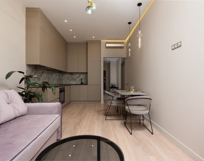 Astuces ingénieuses pour délimiter la cuisine et le salon tout en maximisant l'espace